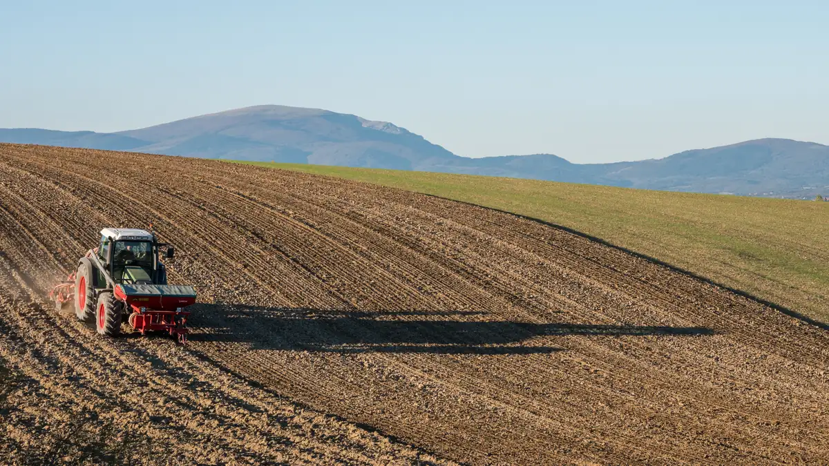 Un tractor ara un campo al sur de Vitoria-Gasteiz, en Álava.